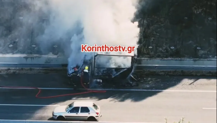 Φορτηγάκι τυλίχθηκε στις φλόγες εν κινήσει στην Κορίνθου-Πατρών (ΒΙΝΤΕΟ)