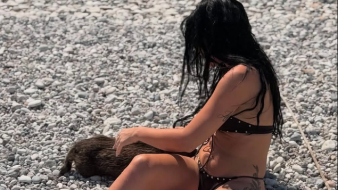 Τρέλανε και τα γουρουνάκια εντυπωσιακή Ελληνίδα με το μαγιό της (ΦΩΤΟ)