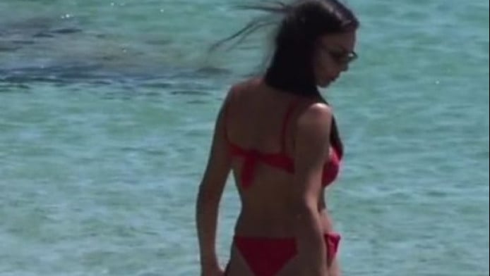 Με κόκκινο μαγιό και αψεγάδιαστο κορμί η Εύη Βατίδου - Δείτε βίντεο!