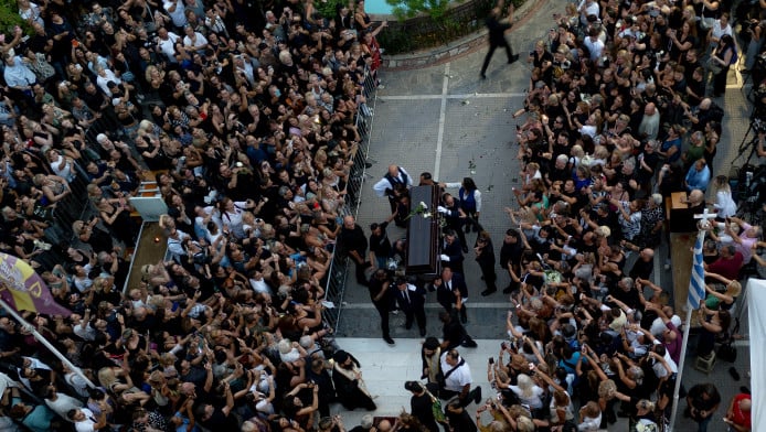 Ανατριχίλα! Η στιγμή που φτάνει η σωρός του Μαζωνάκη στη Νίκαια (ΒΙΝΤΕΟ)
