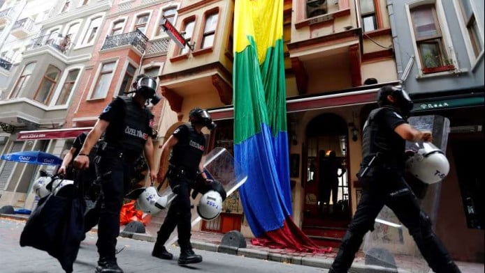 "Ντου" σε gay bar στην Τουρκία! Στο στόχαστρο του Ερντογάν οι ΛΟΑΤΚΙ+