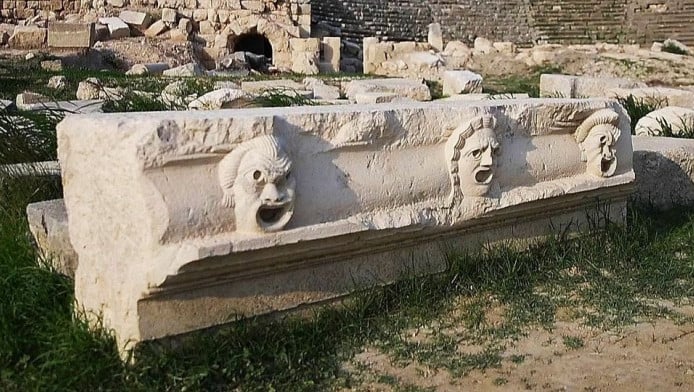 Απατεώνας έχτισε "αρχαίο ελληνικό" θέατρο και εξαπάτησε χιλιάδες τουρίστες!