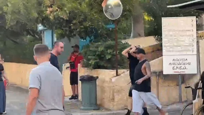 Σε κατάσταση σοκ έξω από το νοσοκομείο η αδερφή του Μαζωνάκη (ΒΙΝΤΕΟ)