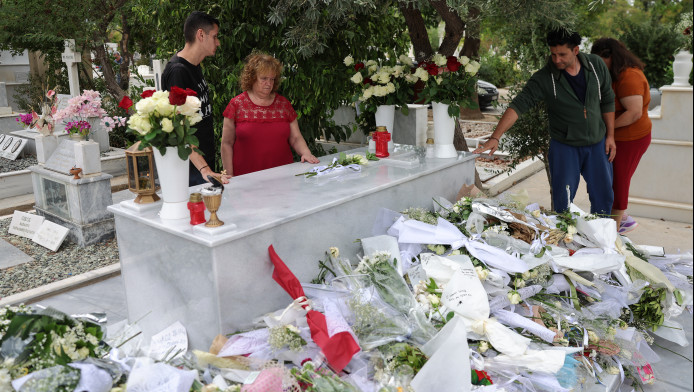 Κηδεία Μαζωνάκη: Οι επώνυμοι που έδωσαν το παρών και οι ηχηρές απουσίες