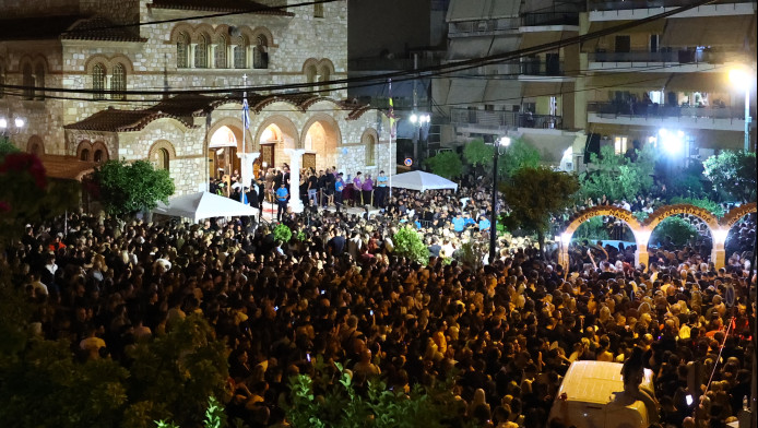 Αγρυπνία Μαζωνάκη: Τα ξημερώματα στην εκκλησία NiVO και Αδαμαντίδης