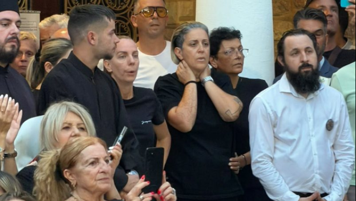 Σε σοκ οι αδερφές του Μαζωνάκη μόλις έφτασε το φέρετρο στην εκκλησία (Vid)
