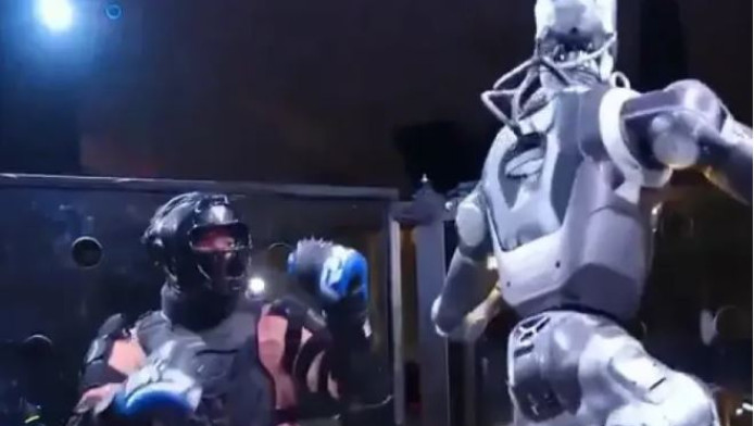 Πρώτη μάχη MMA μεταξύ ανθρώπου και ρομπότ «Terminator»