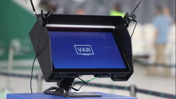 VAR και ελληνικό ποδόσφαιρο: Πότε επιτρέπεται η παρέμβαση και γιατί δεν τελειώνουν οι διαφωνίες