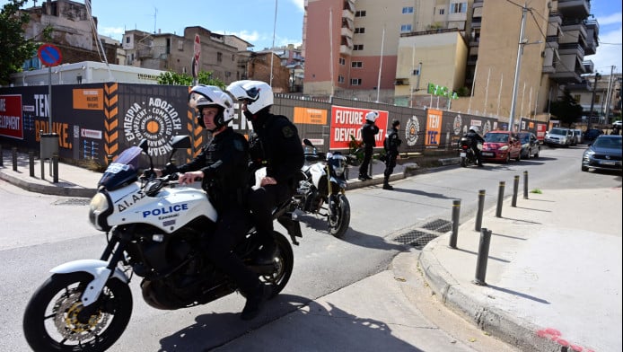  Τρίκαλα: Άγριος καβγάς τριών 15χρονων – Χειροπέδες στους δύο!