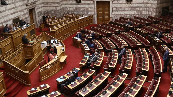 Αποχώρηση-βόμβα από τη Βουλή μετά από 33 χρόνια (ΦΩΤΟ)