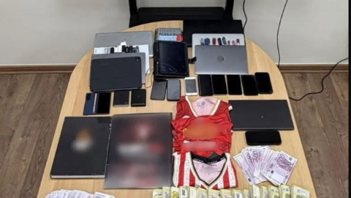 ΔΤ Αστυνομίας για τις συλλήψεις στο μπάσκετ με 931.463 ευρώ, 14 κινητά και φανέλα Ολυμπιακού