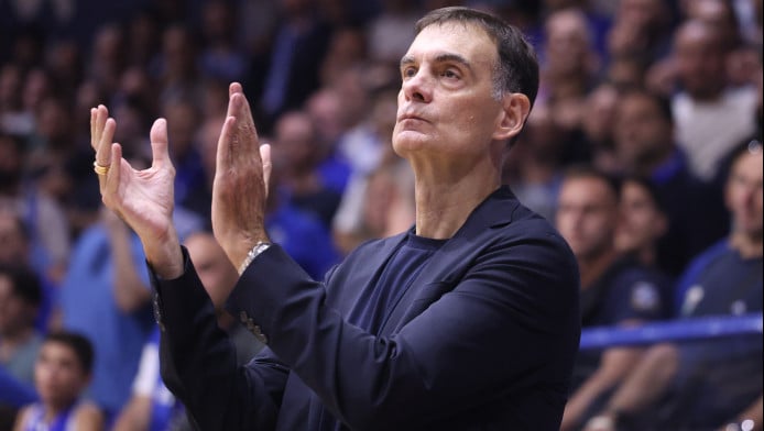 Άνοιξε... κουβέντα με οπαδούς ο Μπαρτζώκας! Η χειρονομία στην εξέδρα (Vid)