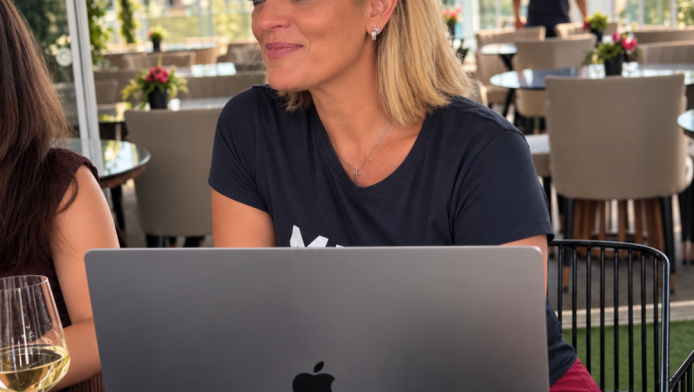 Από το Βανκούβερ στην Ελλάδα: To success story της Carly Gianakas