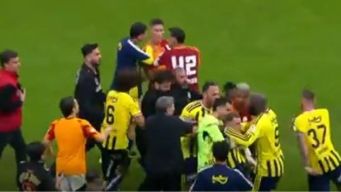 Χάος στο Γαλατασαράι – Φενέρμπαχτσε: Οι παίκτες πιάστηκαν στα χέρια μετά το ντέρμπι (ΒΙΝΤΕΟ)