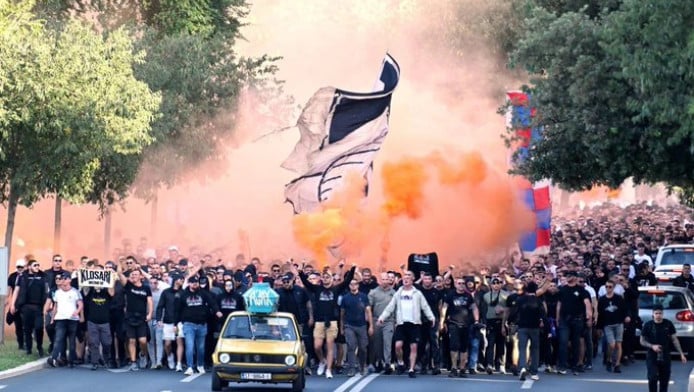 Σοκ πριν το Χάιντουκ – Άγιαξ: Ναζιστικά συνθήματα και φέρετρο! (VID)