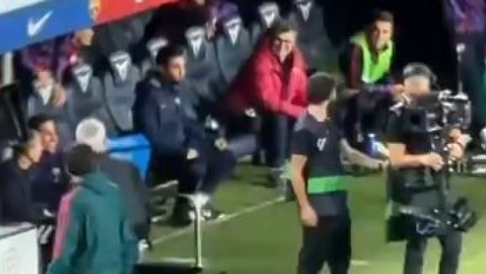 Ο Μουρίνιο πήγε μπροστά στον πάγκο της Μπαρτσελόνα και τους κάρφωσε με το βλέμμα του (ΒΙΝΤΕΟ)
