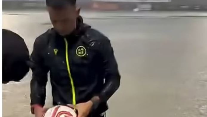 Διαιτητής έκανε τεστ με την μπάλα σε πλημμυρισμένο γήπεδο (BINTEO)