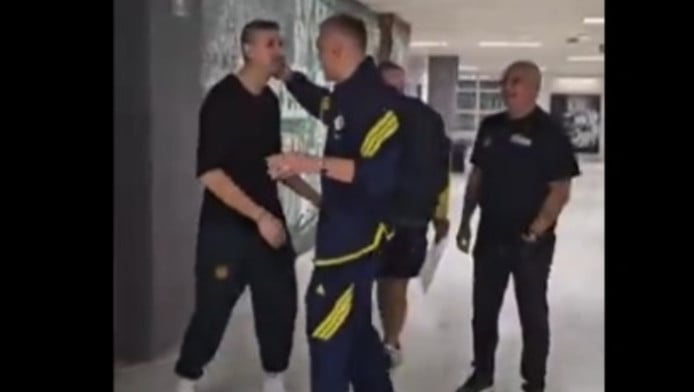 Αγκαλιά γεμάτη αναμνήσεις: Η συνάντηση Σάρας-Διαμαντίδη στο T-Center! (Vid)