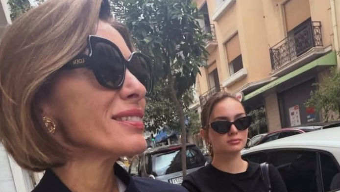 Τις αναγνωρίζετε; Στην Αθήνα με την κόρη της η…  (ΦΩΤΟ)