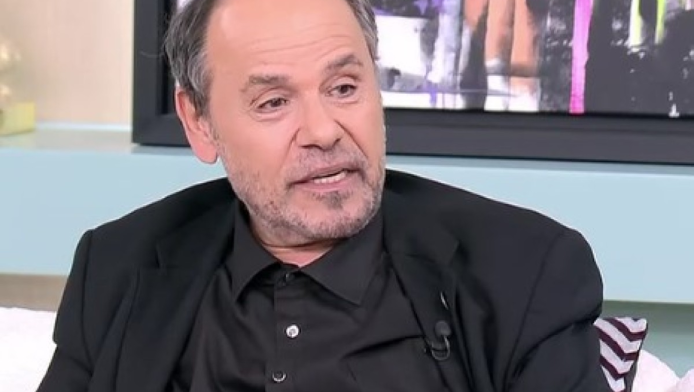 Αλέξανδρος Ρήγας: Ο λόγος που φοράει πάντα μαύρα (ΒΙΝΤΕΟ)