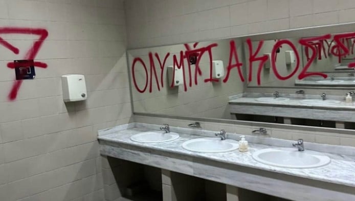 Βανδαλισμοί οπαδών του Ολυμπιακού στη «Sunel Arena»! Αισχρά μηνύματα (ΦΩΤΟ)