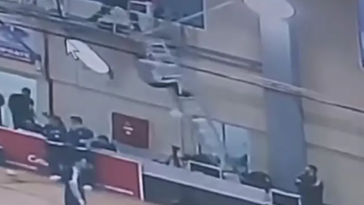 Δημοσιογράφος έπεσε από σκάλα γυμναστηρίου και σώθηκε από "θαύμα" (BINTEO)