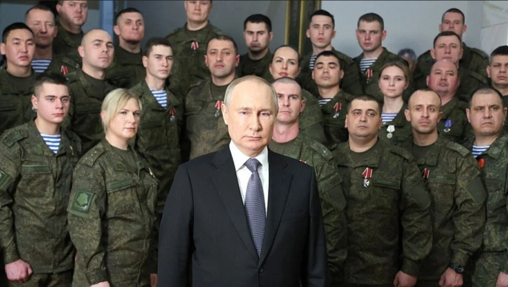 Το... τερμάτισε ο Πούτιν: Fake στρατιώτες και μια ξανθιά γυναίκα που εμφανίζεται συνεχώς δίπλα του