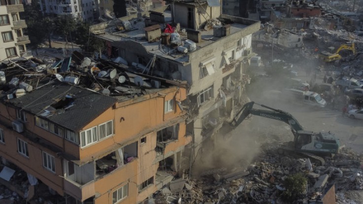 Τρομακτικό! Κτίριο ανασηκώθηκε και "προσγειώθηκε" πάνω σε αυτοκίνητα στην Τουρκία (pics-vid)