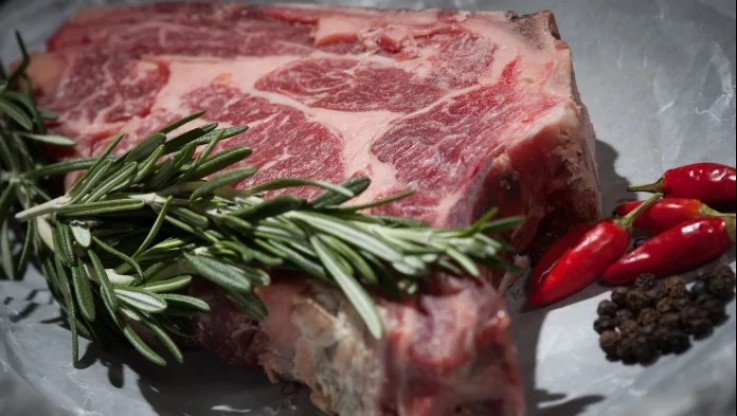 Η κατανάλωση επεξεργασμένου κρέατος αυξάνει το ρίσκο καρκίνου του εντέρου