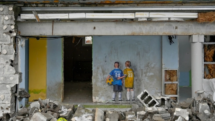 Συγκλονιστικό! Το απίστευτο γκράφιτι σε κατεστραμμένο γήπεδο της Ουκρανίας (ΦΩΤΟ)