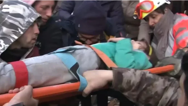 Συγκλονιστικό: Η ελληνική ΕΜΑΚ απεγκλώβισε ζωντανή 6χρονη από συντρίμμια στην Τουρκία (Vid)