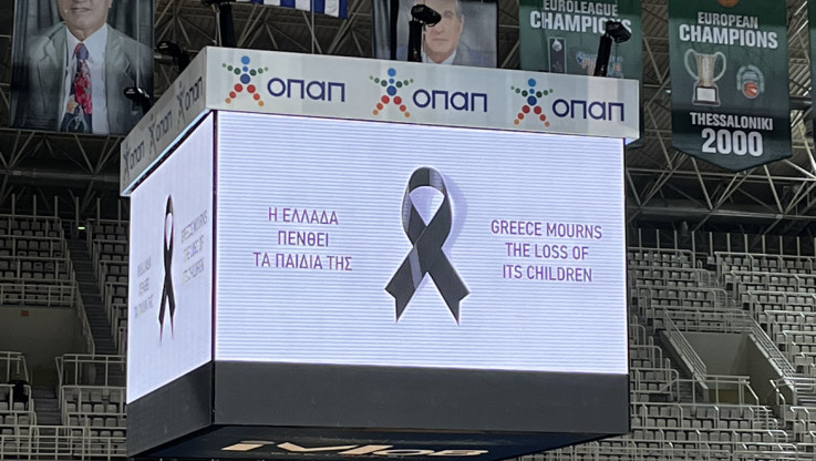Πένθος στο ΟΑΚΑ - Μαύρο πανί πίσω από τους πάγκους για την τραγωδία στα Τέμπη (pics)