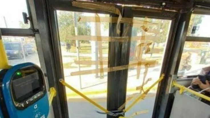 Δρομολόγιο "τρόμου" Βούλα-Πειραιάς – Ξεκόλλησε πόρτα από εν κινήσει λεωφορείο της ΟΣΥ! (ΦΩΤΟ)