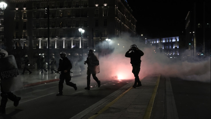Χαμός και ξύλο στο κέντρο της Αθήνας στην πορεία για τα Τέμπη - "Πόλεμος" μολότοφ και χημικών (ΒΙΝΤΕΟ)