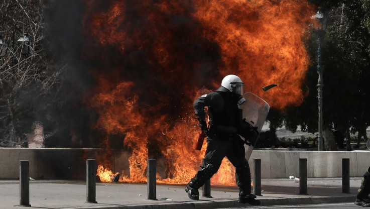 Αίσχος στο Σύνταγμα - Αστυνομικοί έριξαν δακρυγόνα και κρότου λάμψης - Συγκλονιστικό βίντεο της Κλέλιας Ρένεση