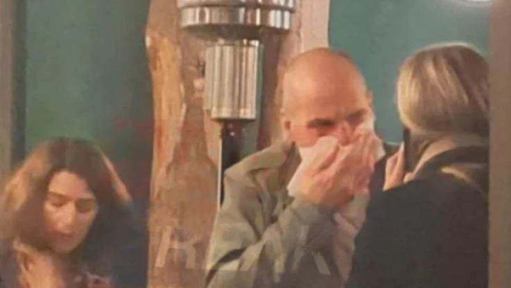 Βίντεο ντοκουμέντο από την επίθεση στον Βαρουφάκη - Η στιγμή που οι αναρχικοί τον σπρώχνουν έξω από το εστιατόριο