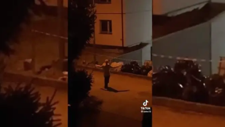 Viral η αγριεμένη ηλικιωμένη που χορεύει μεσάνυχτα στο δρόμο κρατώντας ένα μαχαίρι! (ΒΙΝΤΕΟ)