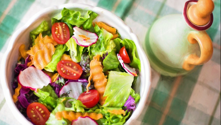 Φάε χωρίς να σκάσεις! Πώς να κάνεις τη σαλάτα σου νόστιμη και light