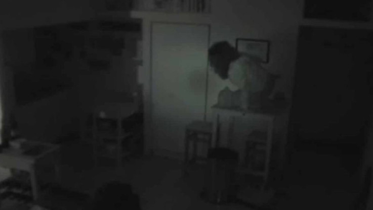 Άκουγε παράξενους θορύβους στην κουζίνα - Όταν έβαλε κρυφή κάμερα "πάγωσε" με αυτό που είδε (Video)