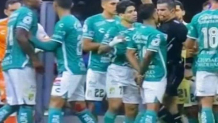 Ο κακός... χαμός στο Μεξικό: Διαιτητής έριξε γονατιά στα γεννητικά όργανα ποδοσφαιριστή! (ΒΙΝΤΕΟ)