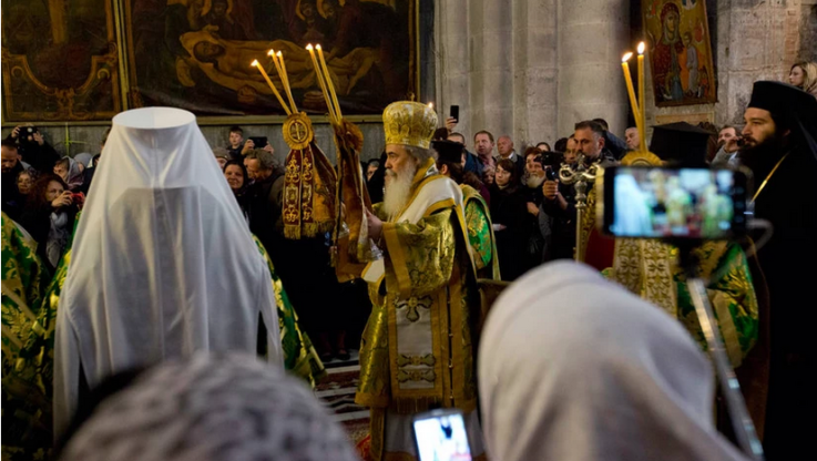 Γιατί μόνο ο ορθόδοξος πατριάρχης βγάζει το Άγιο Φως από τον Πανάγιο Τάφο; Το ψέμα με την... απάτη!
