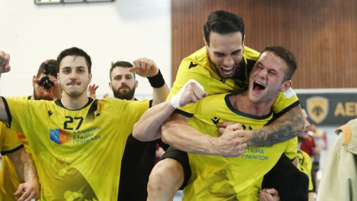 "Αγκαλιά" με τον τίτλο η ΑΕΚ - Κέρδισε άνετα τον Ολυμπιακό και θέλει ακόμα μια νίκη για να το σηκώσει