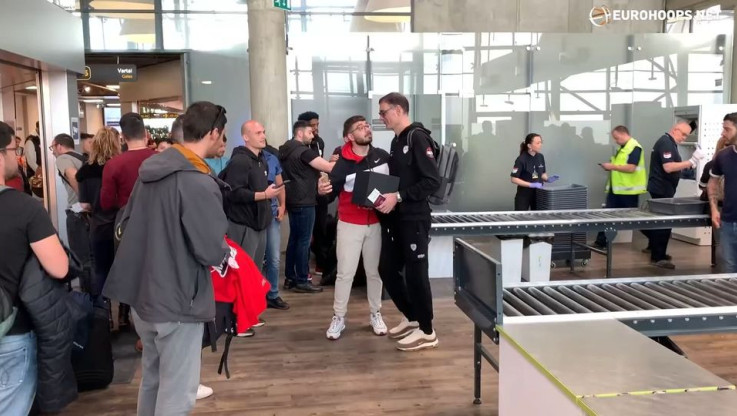 Τρομερή στιγμή στο αεροδρόμιο - Οπαδοί του Ολυμπιακού αποθεώνουν παίκτες και Μπαρτζώκα - Η ατάκα του Έλληνα κόουτς (Vid)