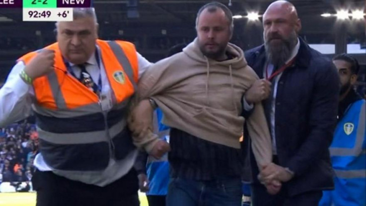 Χαμός στην Αγγλία - Οπαδός "μπούκαρε" στο γήπεδο και επιτέθηκε στον προπονητή της Νιούκαστλ! (ΒΙΝΤΕΟ)