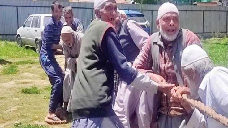 Φοβεροί παππούδες στο Κασμίρ! Αγωνίζονται στη διελκυστίνδα και ξανανιώνουν