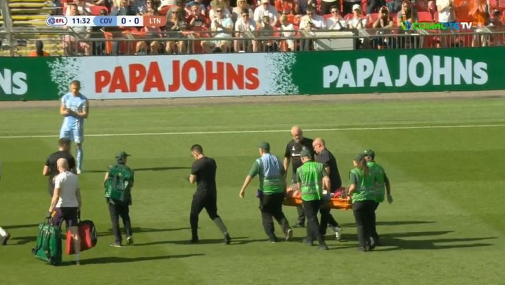 Παίκτης της Λούτον κατέρρευσε στον αγωνιστικό χώρο - ''Παγωμάρα'' στο Γουέμπλεϊ (ΒΙΝΤΕΟ)