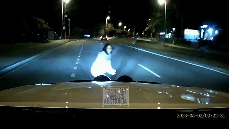 Τρελό σκηνικό με γυναίκα που πηδά μπροστά από αυτοκίνητο που κινείται - Η κάμερα τα κατέγραψε όλα (Vid)