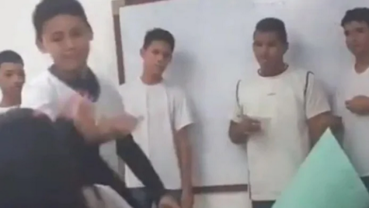 Φρίκη! Μαθητής κάρφωσε με μολύβι συμμαθήτριά του γιατί τον κορόιδεψε (ΒΙΝΤΕΟ)