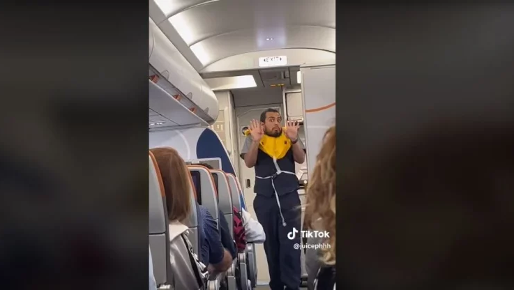 Επικό βίντεο: Ο αεροσυνοδός που έγινε viral στο TikTok - Δείτε για ποιο λόγο!