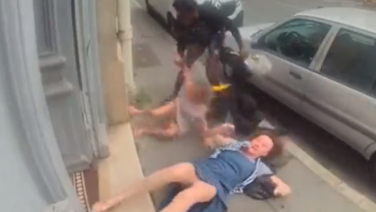 Εικόνες σοκ από επίθεση άνδρα σε 73χρονη γυναίκα και την εγγονή της (ΒΙΝΤΕΟ)